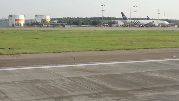 MOSCÚ, Federación Rusa - 09 de agosto de 2015: Vista desde el avión antes del despegue en el aeródromo de Sheremetyevo . — Vídeo de stock