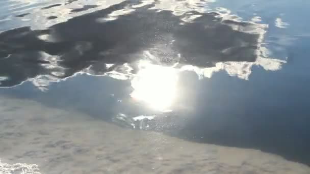 Reflexão do céu ensolarado com nuvens no lago salmoura de sal Baskunchak — Vídeo de Stock