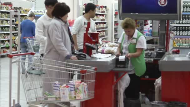 Волгоград, Росія - 04 жовтня 2015: люди покупки в гіпермаркеті карусель. — стокове відео
