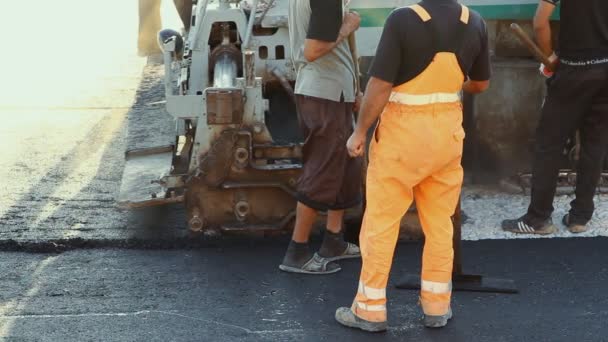 Volgograd, Rusland - 27 September 2015: leggen van asfalt stoep met behulp van speciale apparatuur. — Stockvideo