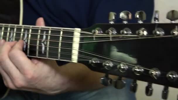 Performer tocando na guitarra acústica. Instrumento musical com mãos de guitarrista — Vídeo de Stock