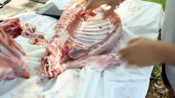 Carnicero cortando parte del cordero en la mesa — Vídeos de Stock