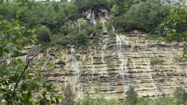 Большой водопад в лесу — стоковое видео