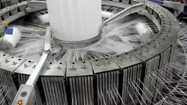 Текстильна промисловість пряжі на обертовій машині на заводі — стокове відео