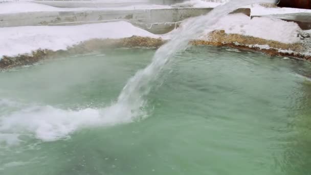 O jato de água da fonte de sulfeto de hidrogênio — Vídeo de Stock