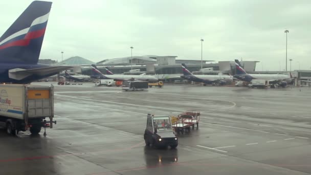 Moscow, Rusland - 19 februari 2015: luchthaven verkeer: landing van vliegtuigen, wachten op opstijgen toestemming vliegtuigen op de baan, laden en lossen van Bagage. — Stockvideo