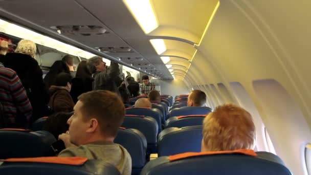 Volgograd, Fédération de Russie - 19 février : Intérieur de l'avion avec passagers sur les sièges . — Video