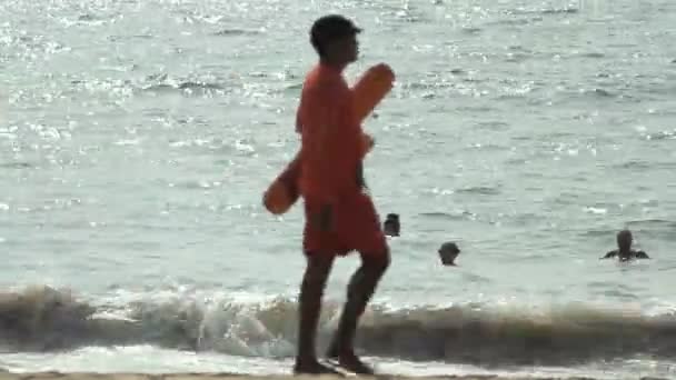 Goa, India - 22 februari 2015: Drie jonge vrouwelijke zwemmen in de Oceaan — Stockvideo