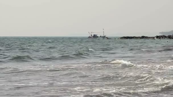 Commercial fishing boat on the horizon — Stock Video