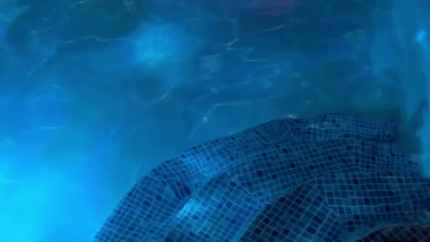 Gece aydınlatma lüks otelin yüzme havuzunda — Stok video