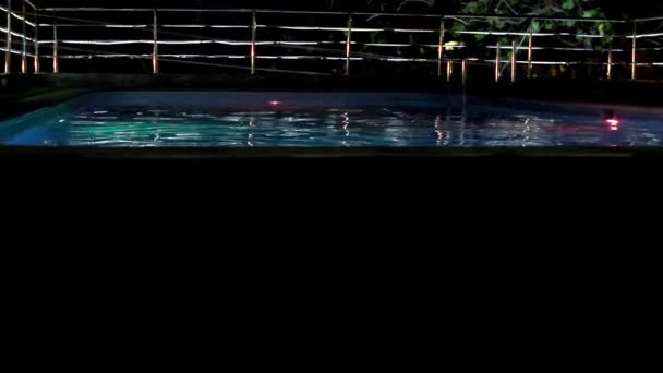 Бассейн в роскошном отеле в ночное освещение — стоковое видео