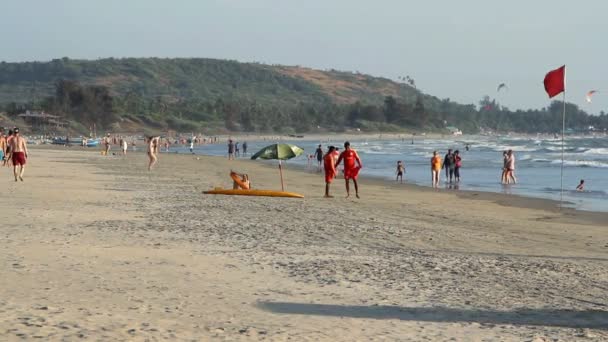 Goa, Indien - 27 februari 2015: Oidentifierade personer avkopplande på stranden. — Stockvideo