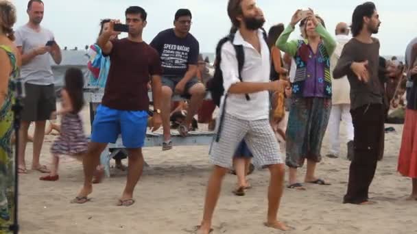 Goa, Indien - 28. Februar 2015: Unbekannte tanzen am Strand. goa state arambol beach. — Stockvideo