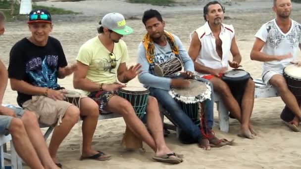 Goa, Indien - 28. Februar 2015: Unbekannter Mann spielt am Strand auf Trommel. goa state arambol beach. — Stockvideo