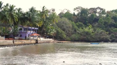 Maharashtra, Hindistan - 03 Mart 2015: Deniz lagoon yakınındaki mavi ev.