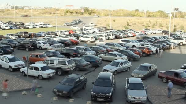 Volgograd, Rusland - 27 September 2015: veel auto's parkeren in de stad — Stockvideo