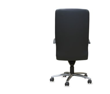 Modern ofis sandalyesinin siyah deriden arka görünüşü. İzole edilmiş