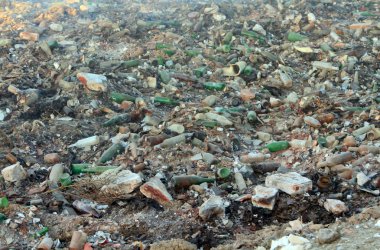 Büyük çöp atıkları ve kırık şişeler.