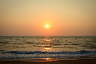 Gün batımı ile akşam sahnede deniz