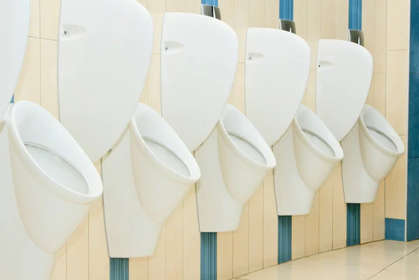 Interior de banheiro moderno com linha urinal — Fotografia de Stock