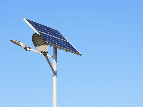 Paneles solares con lámpara led sobre cielo azul — Foto de Stock