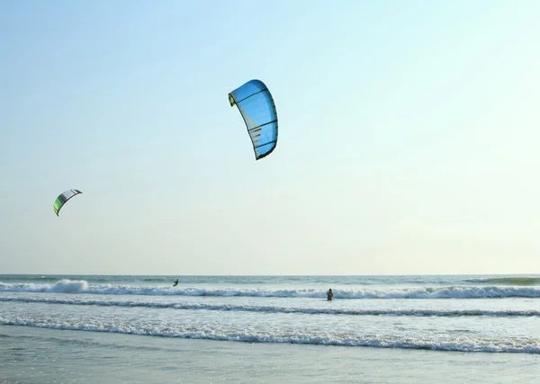 Kiteboarder genießen das Surfen im Meer — Stockfoto