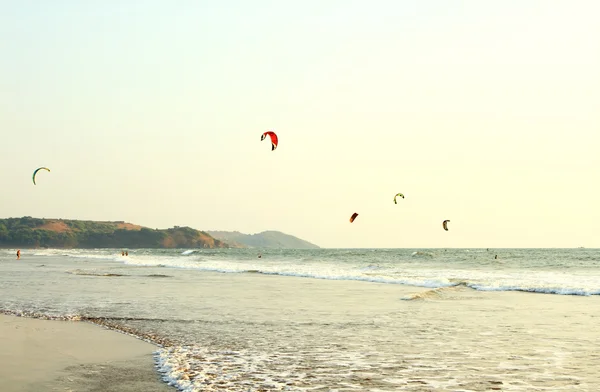 Menschen fahren auf dem Meer Kitesurfen — Stockfoto