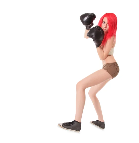 Mujer de pelo rojo está boxeando sobre blanco — Foto de Stock