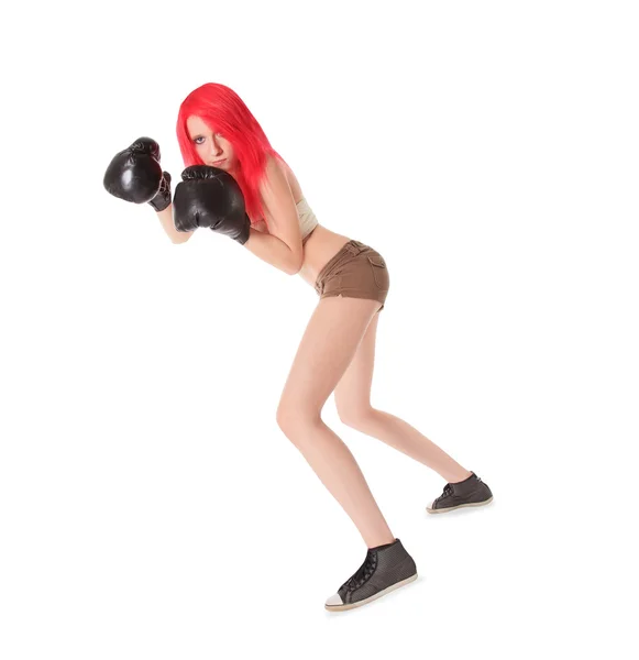 Mujer de pelo rojo está boxeando sobre blanco — Foto de Stock
