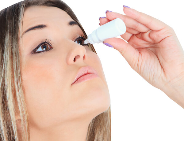 Женщина капает глазами с глазными каплями
