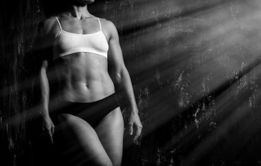 Kaslı kadın siyah bir zemin üzerine