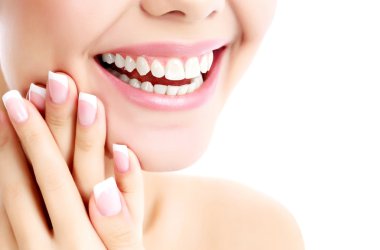 Temiz tenli, beyaz bir geçmişi olan neşeli bir kadın.