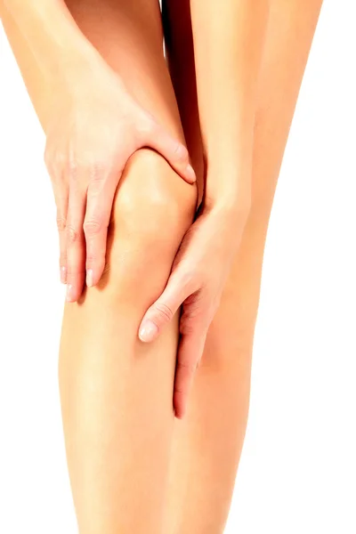Біль у коліні, жінка торкається коліна — стокове фото