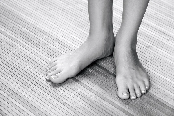 Krásné Ženské Nohy Dřevěné Podlaze Detailní Záběr — Stock fotografie