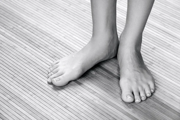 Beaux Pieds Féminins Sur Sol Bois Gros Plan — Photo