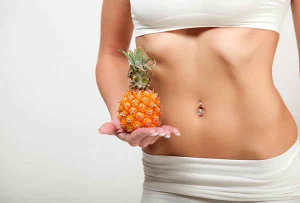 Mooie Vrouwelijke Buik Ananas Witte Achtergrond — Stockfoto