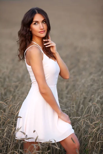 Mujer Bonita Con Vestido Blanco Posando Campo Trigo — Foto de Stock