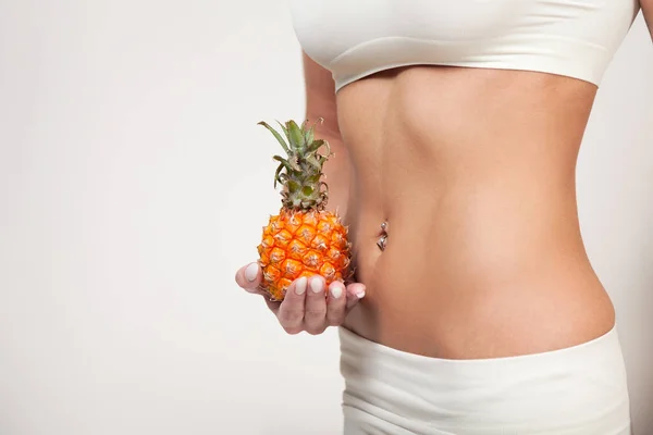 Bella Pancia Femminile Ananas Sfondo Bianco — Foto Stock