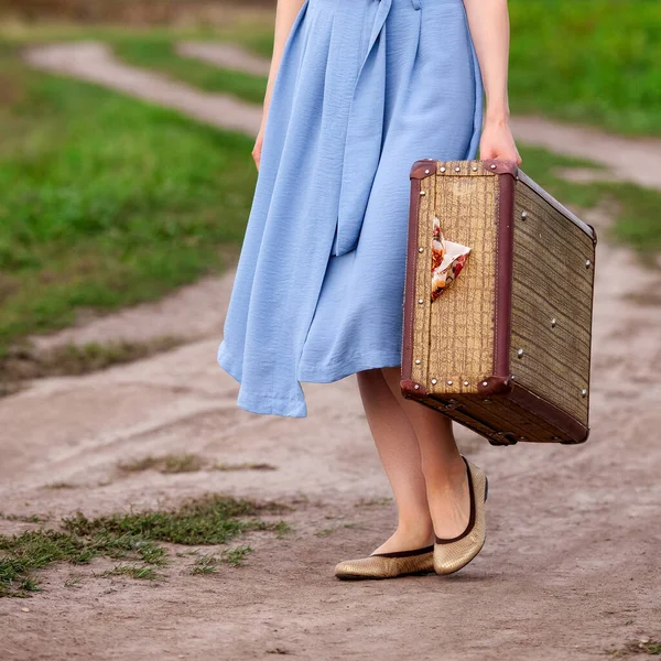 Mooie Vrouw Reist Weg Het Veld Meisje Met Een Grote — Stockfoto