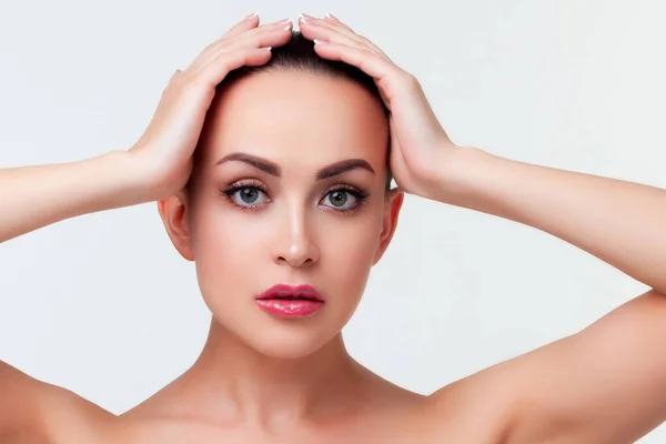 Retrato Belleza Mujer Joven Toalla Blanca Después Ducha Fondo Blanco — Foto de Stock