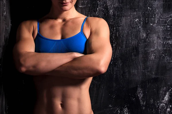 Musculoso Torso Femenino Con Ropa Fitness Está Posando Sobre Fondo — Foto de Stock