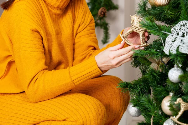 Mulher Decora Árvore Natal Sua Casa Conceito Ano Novo — Fotografia de Stock