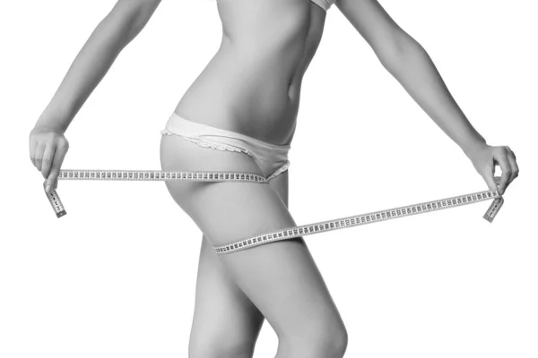 白い背景に隔離されたテープで太ももを測定する女性 — ストック写真