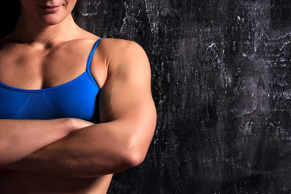 Musculoso Torso Femenino Con Ropa Fitness Está Posando Sobre Fondo —  Fotos de Stock