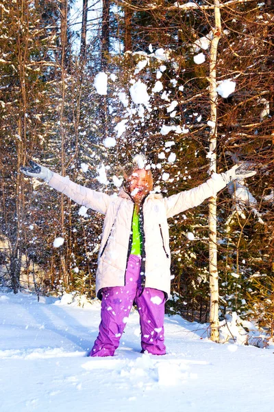 笑着把雪抛向空中的女人 — 图库照片