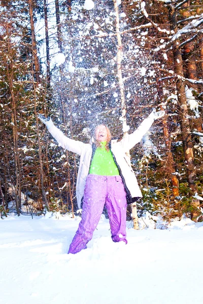 Lachende Vrouw Gooit Sneeuw Lucht — Stockfoto