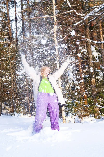 Skrattande Kvinna Kastar Snö Luften — Stockfoto