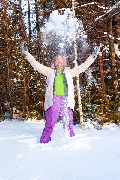 Γελαστή Γυναίκα Που Πετάει Χιόνι Στον Αέρα — Φωτογραφία Αρχείου
