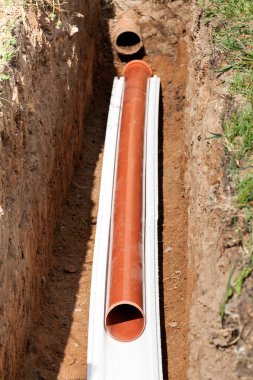 Ana su şebekesi, hijyenik kanalizasyon sistemi, izolasyona sarılı plastik borular.