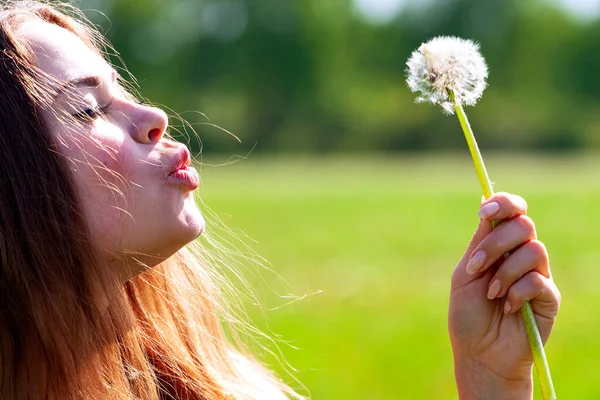 Vrouw Blazend Een Paardebloem — Stockfoto